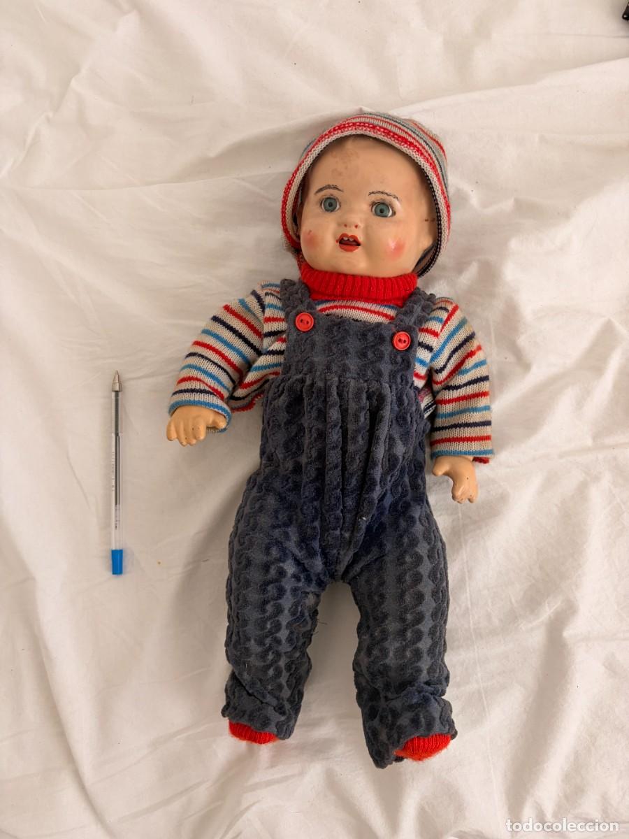 Mu&ntilde;ecas modernas: Mu&ntilde;eco beb&eacute; antiguo con sonido al apretarlo, ojos azules y ropa de &eacute;poca