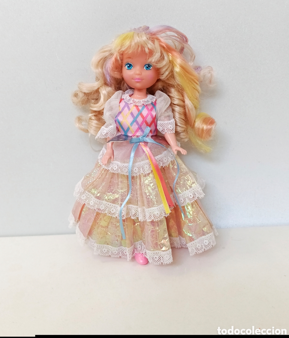 Mu&ntilde;ecas modernas: Mu&ntilde;eca Lady Lovely Looks Lady Tirabuzones con zapatos a&ntilde;os 80 Mattel