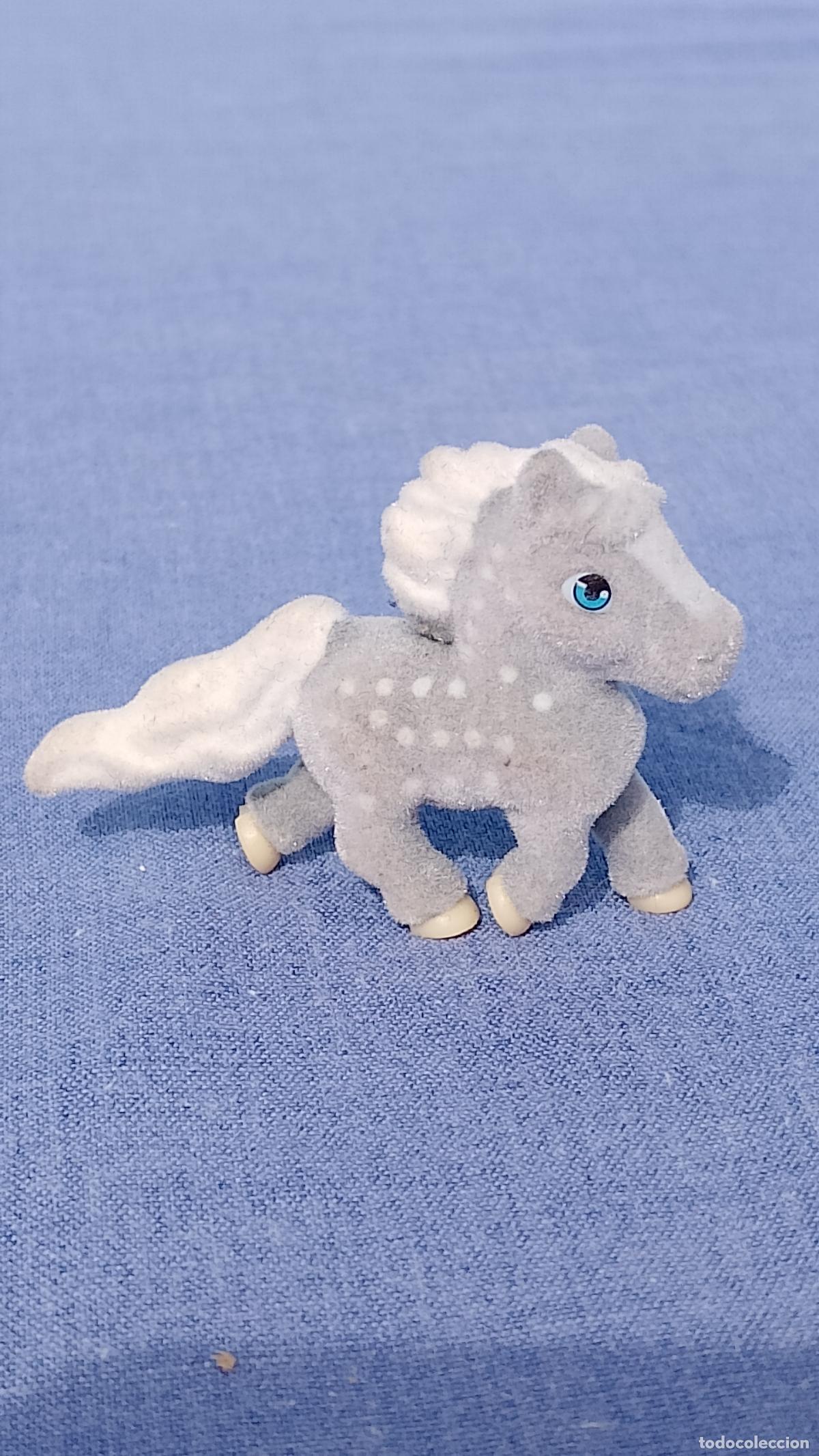 Mu&ntilde;ecas modernas: Figura Silver the Standardbred colecci&oacute;n Pony in my Pocket aterciopelado