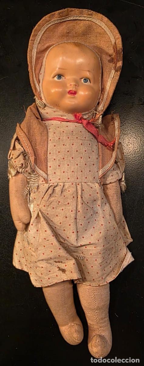 Mu&ntilde;ecas modernas: Mu&ntilde;eca antigua de trapo con cabeza de composici&oacute;n &ndash; Ojos azules pintados &ndash; Vestido y capota original