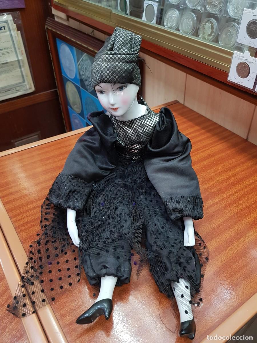 Mu&ntilde;ecas modernas: MU&Ntilde;ECA-R.INLES-45 CM-DE PORCELANA