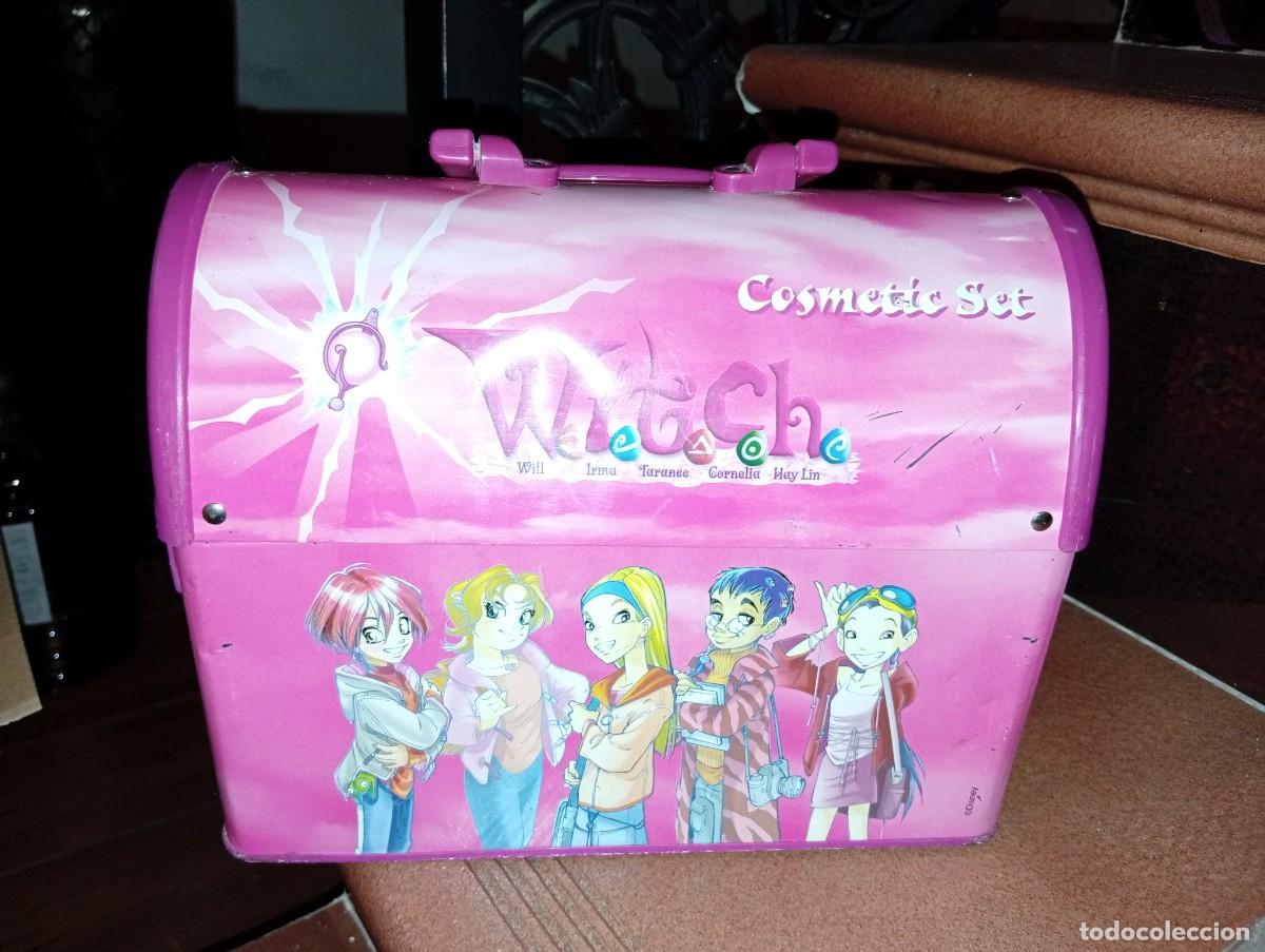 Mu&ntilde;ecas modernas: Cab&aacute;s. Malet&iacute;n infantil de hojalata.Mu&ntilde;ecas WITCH Disney. Con mucha ropa y complementos.