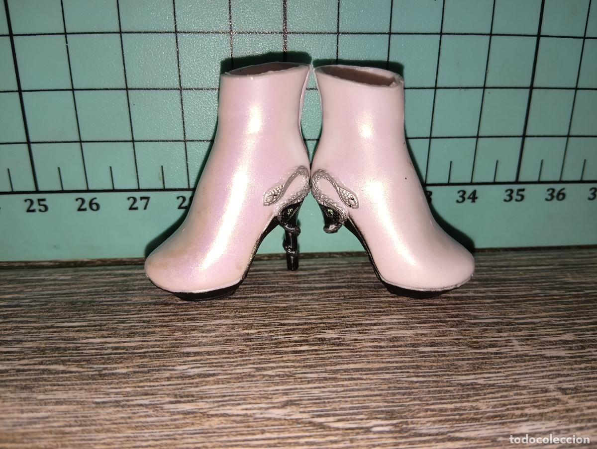 Mu&ntilde;ecas modernas: Zapatos botas de mu&ntilde;eca Rainbow high shadow