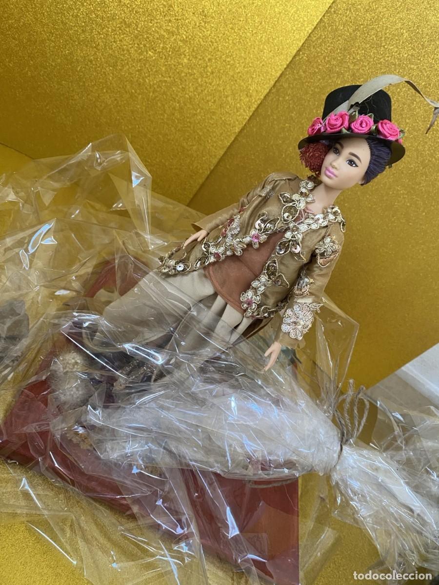 Mu&ntilde;ecas modernas: Mu&ntilde;eca decorativa artesanal - Dama dorada y pantal&oacute;n beige