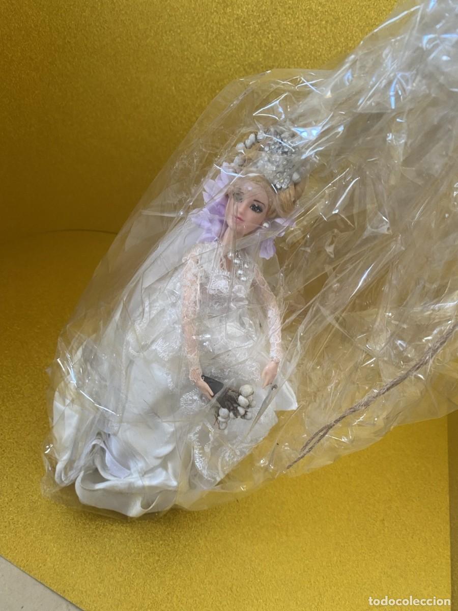 Mu&ntilde;ecas modernas: Mu&ntilde;eca decorativa artesanal - Novia marfil con tocado