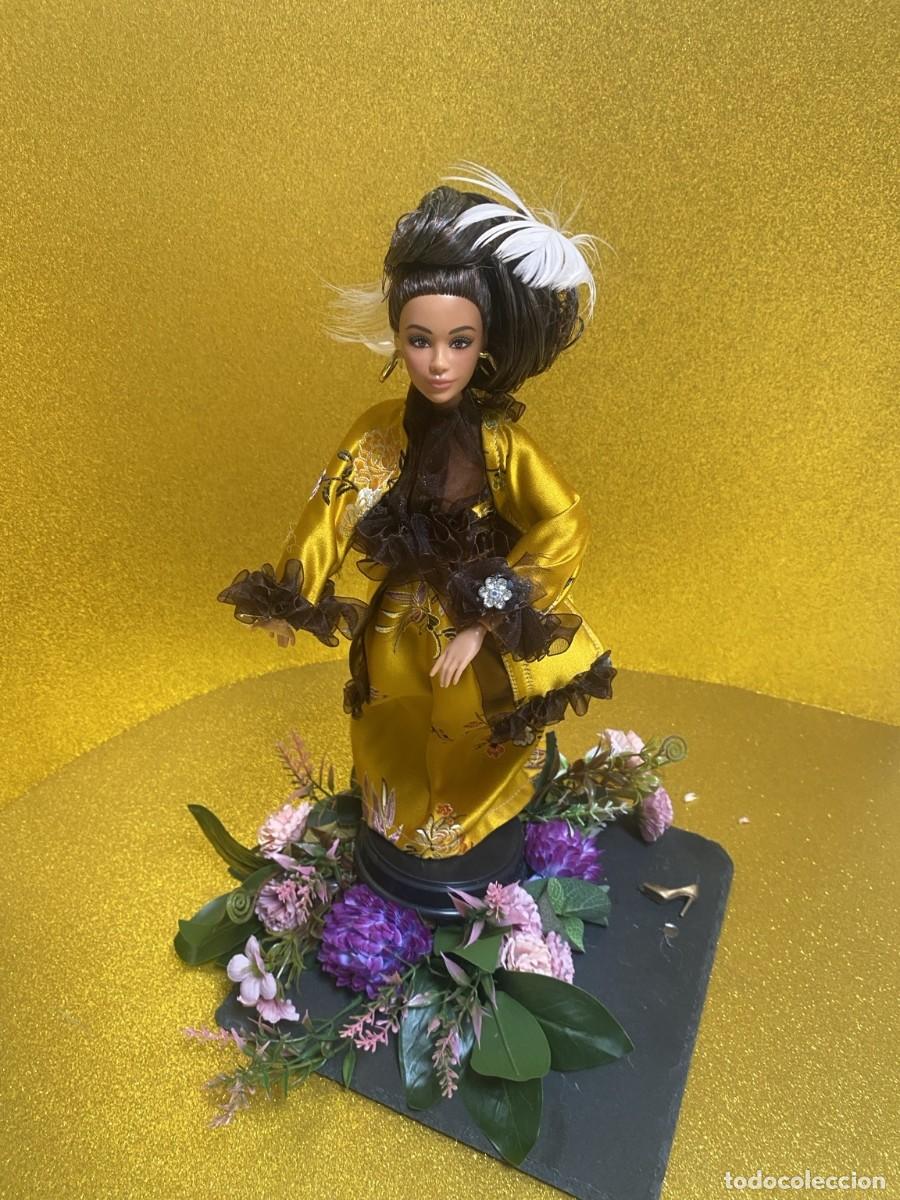 Mu&ntilde;ecas modernas: Mu&ntilde;eca decorativa artesanal - Dama dorada entre flores