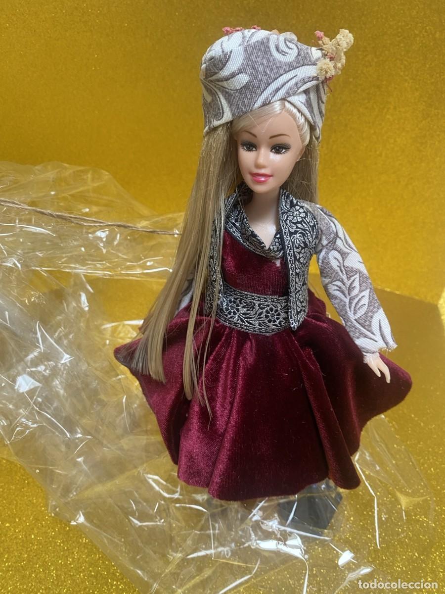Mu&ntilde;ecas modernas: Mu&ntilde;eca decorativa artesanal - Dama granate de terciopelo