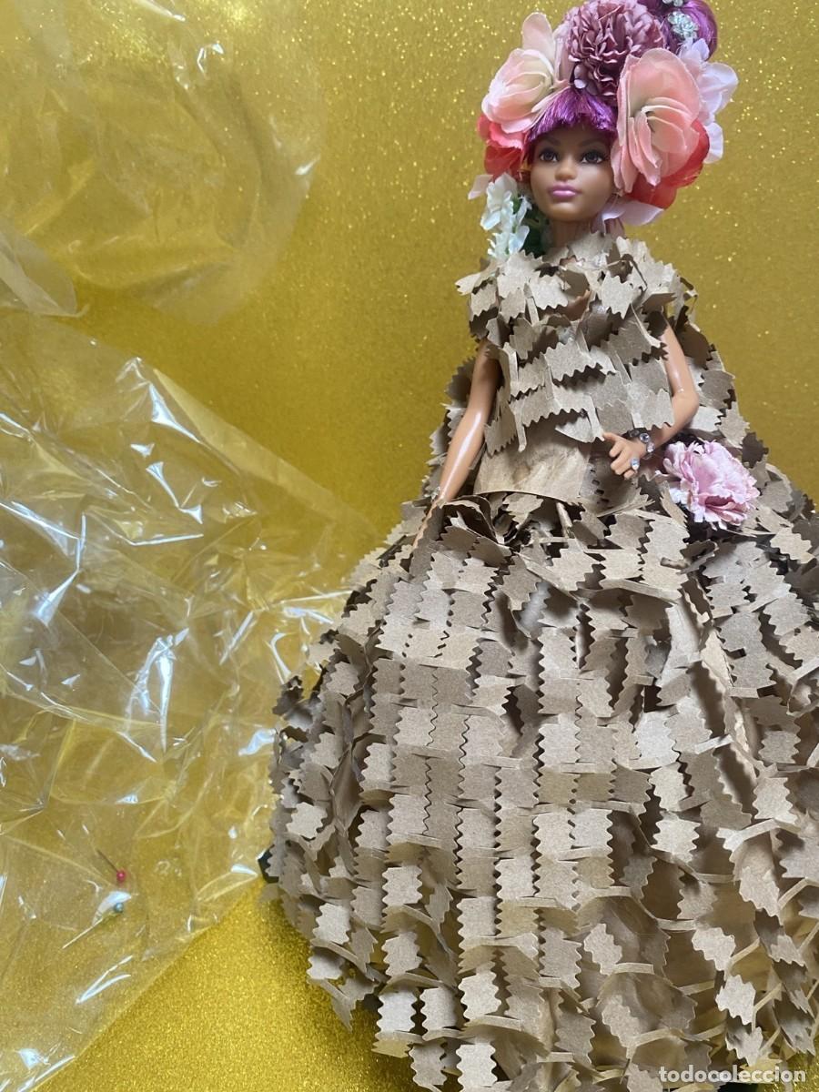 Mu&ntilde;ecas modernas: Mu&ntilde;eca decorativa artesanal - Dama floral con vestido de papel