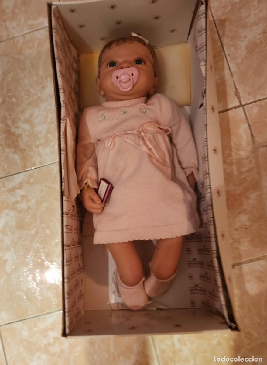 Mu&ntilde;ecas modernas: Mu&ntilde;eca coleccionable Baby Emily de Ashton Drake - Celebraci&oacute;n de la vida