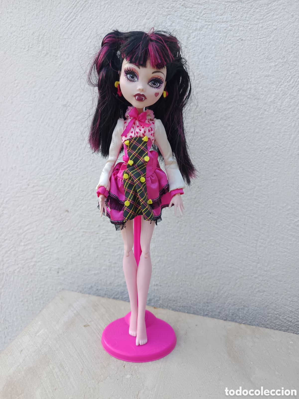 Poup&eacute;es Modernes: Mu&ntilde;eca Dracu laura Monster High de Mattel Dracula con peana rosa Draculaura con pendientes