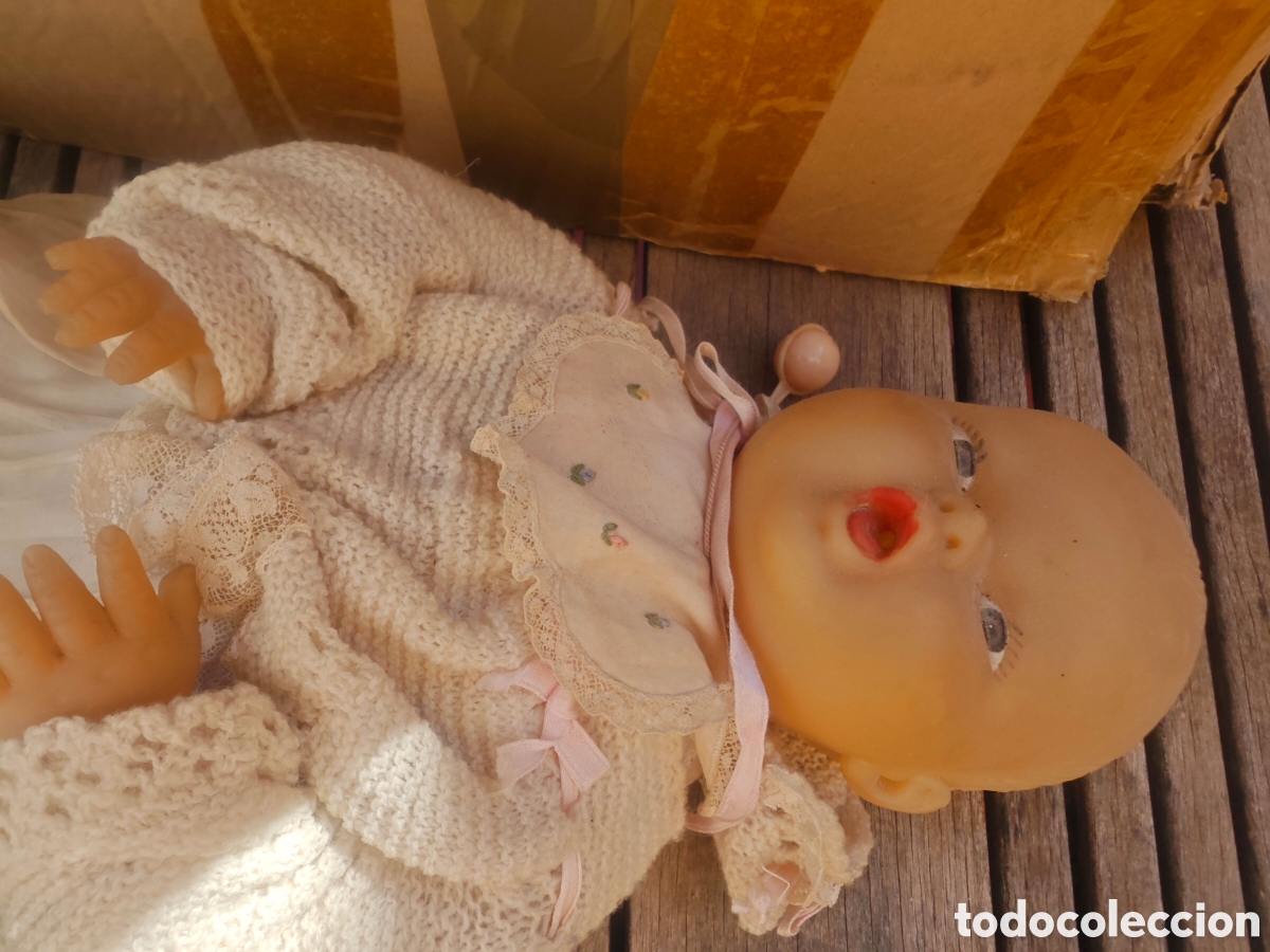 Mu&ntilde;ecas modernas: Mu&ntilde;eca antigua de goma con vestido y sonajero
