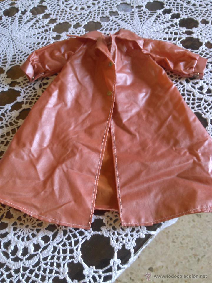 Mu&ntilde;ecas Nancy y Lucas: impermeable rosa de nancy - Foto 1