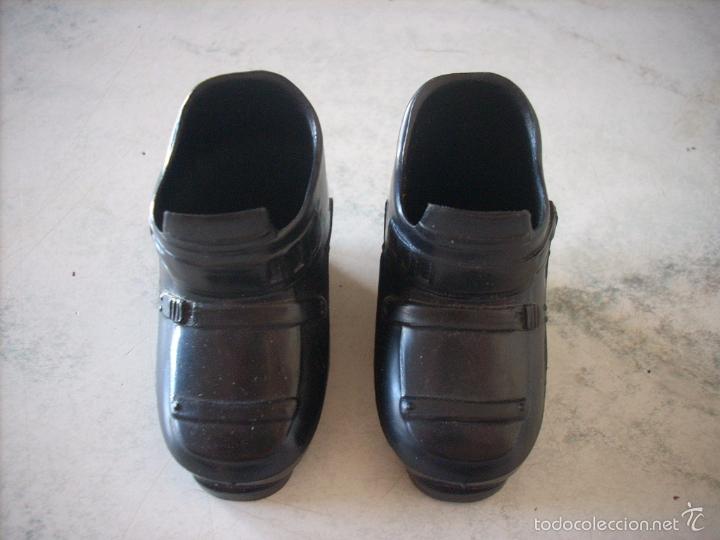 Mu&ntilde;ecas Nancy y Lucas: Botas negras del conjunto Sky, de Lucas - Foto 1