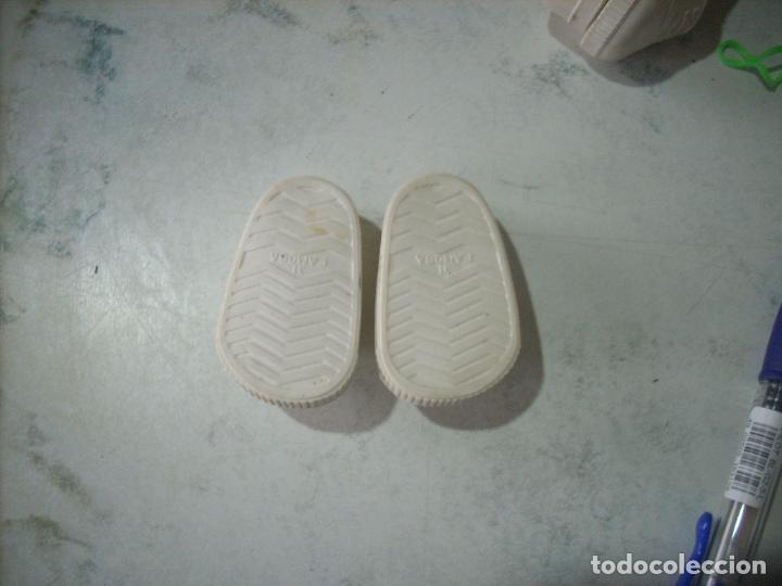 Mu&ntilde;ecas Nancy y Lucas: Zapatillas blancas de la mu&ntilde;eca Nancy - Foto 2