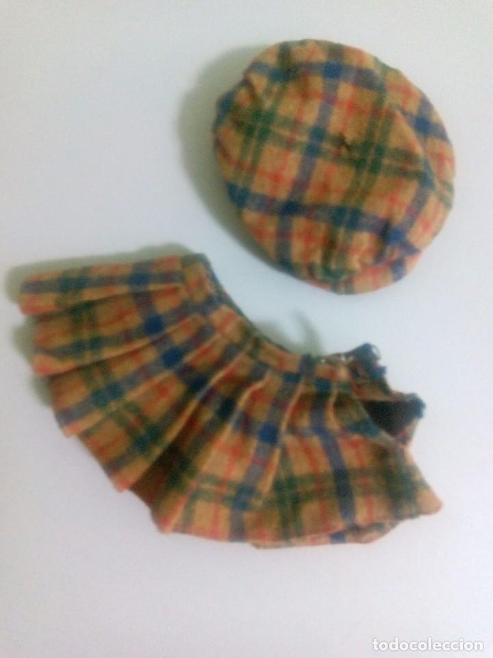 Mu&ntilde;ecas Nancy y Lucas: falda y gorra.confecci&oacute;n casera. - Foto 1
