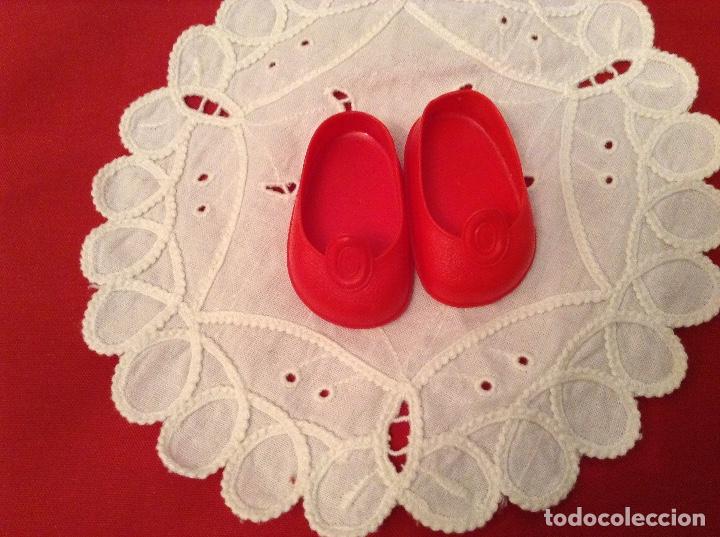 Mu&ntilde;ecas Nancy y Lucas: Nancy zapatos con bot&oacute;n rojos - Foto 1
