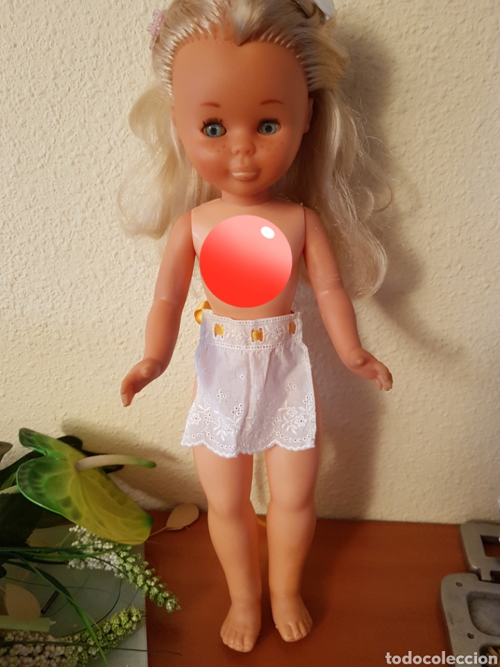 Mu&ntilde;ecas Nancy y Lucas: Delantal bordado - Foto 1