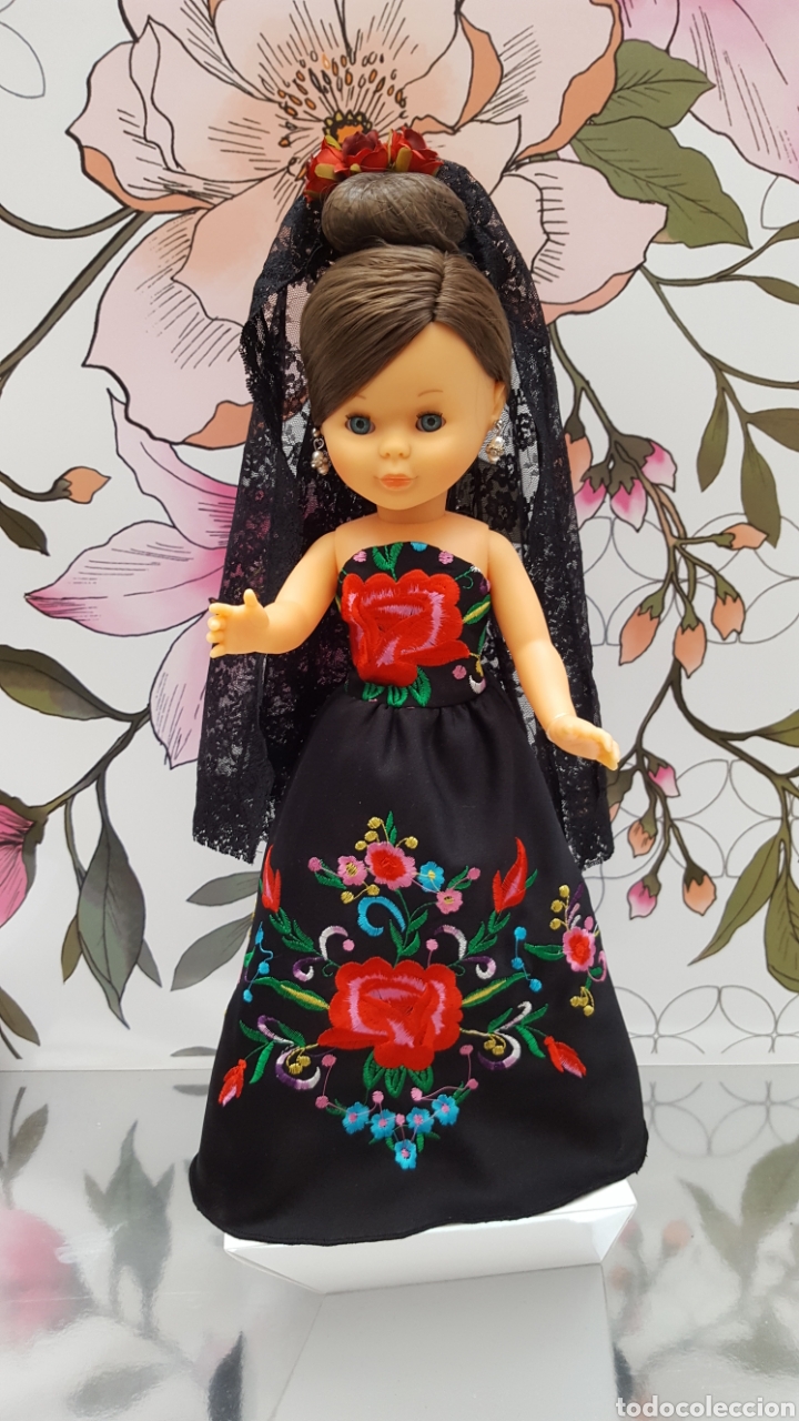 Mu&ntilde;ecas Nancy y Lucas: Vestido bordado con mantilla - Foto 1
