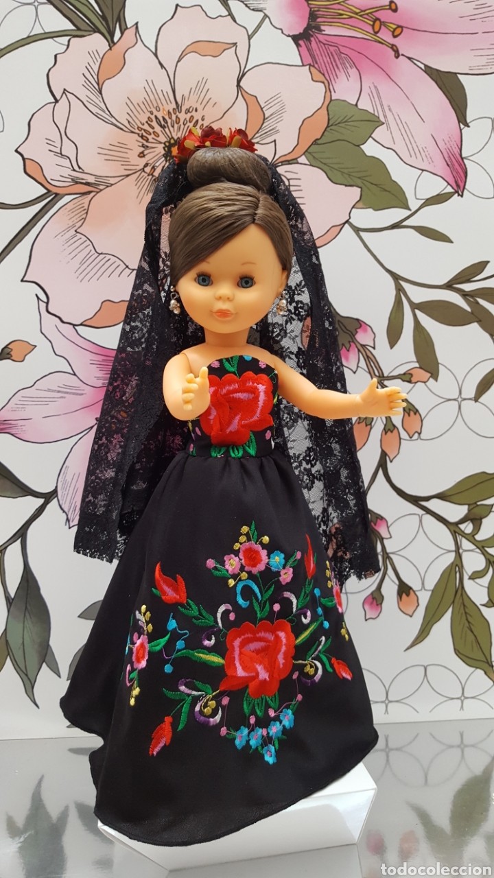 Mu&ntilde;ecas Nancy y Lucas: Vestido bordado con mantilla - Foto 2