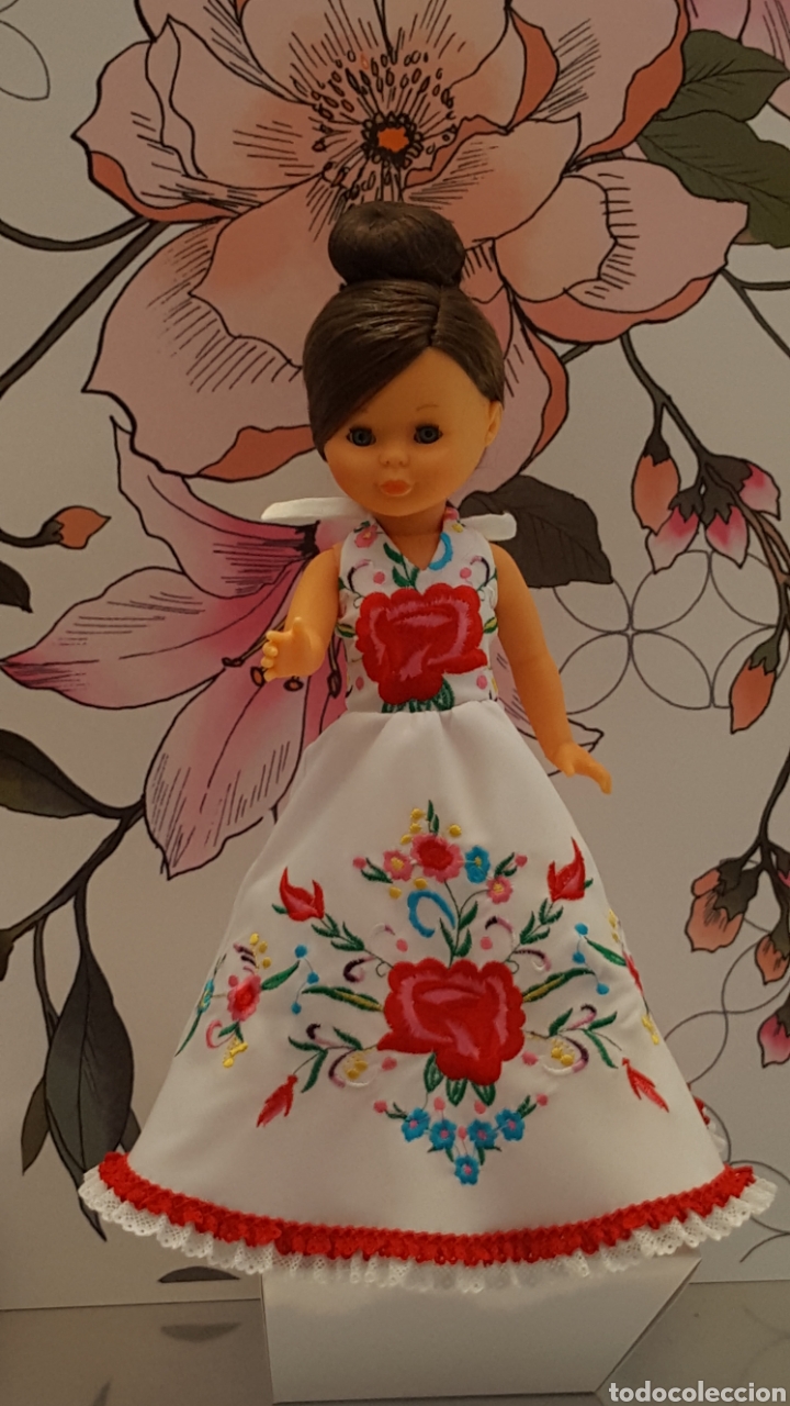 Mu&ntilde;ecas Nancy y Lucas: Vestido bordado confeccionado - Foto 1
