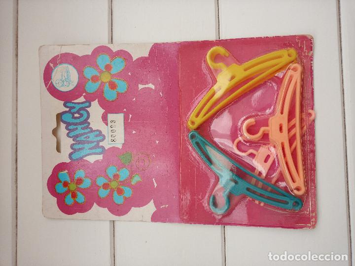 Mu&ntilde;ecas Nancy y Lucas: Blister de perchas de Nancy originales - Foto 1