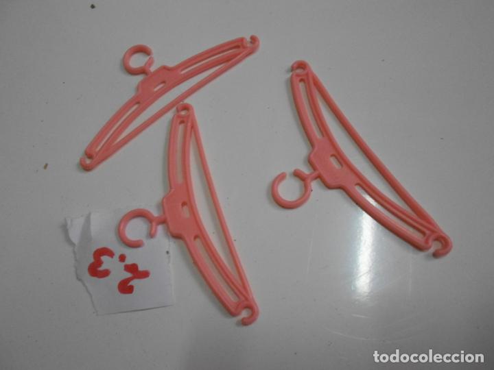 Mu&ntilde;ecas Nancy y Lucas: ANTIGUAS PERCHAS PARA ROPA NANCY - Foto 1