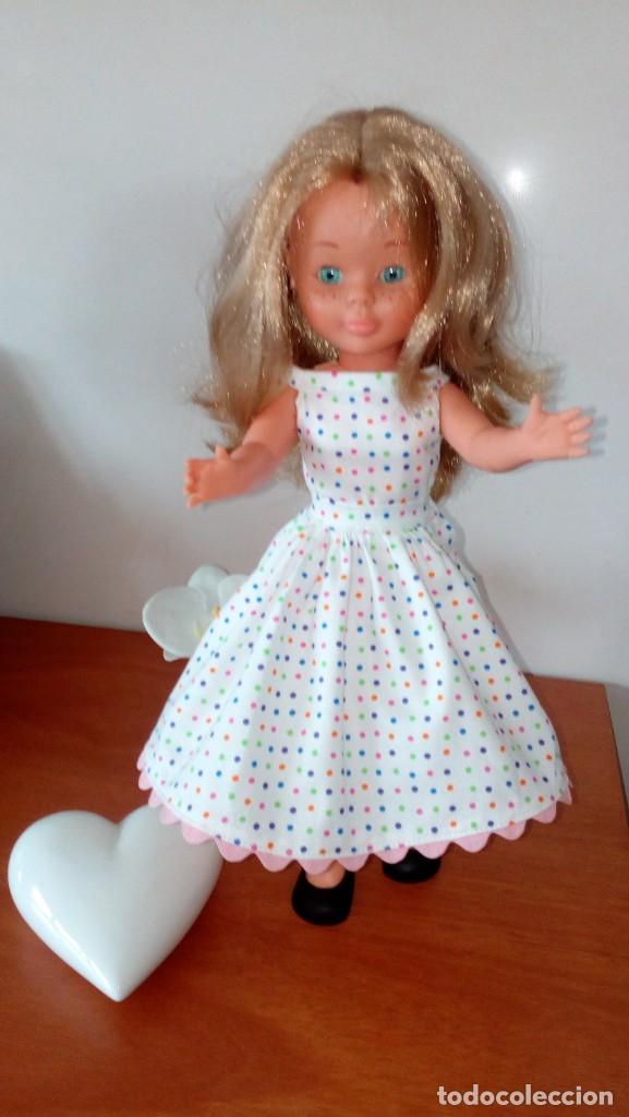 Mu&ntilde;ecas Nancy y Lucas: Vestido blanco con topos multicolor para Nancy. - Foto 1