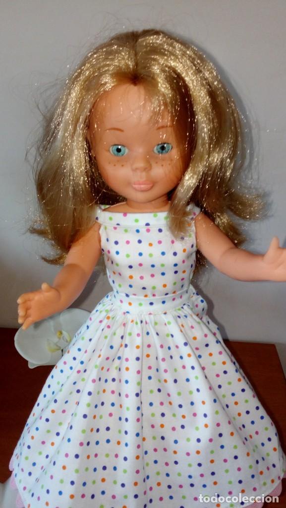 Mu&ntilde;ecas Nancy y Lucas: Vestido blanco con topos multicolor para Nancy. - Foto 2