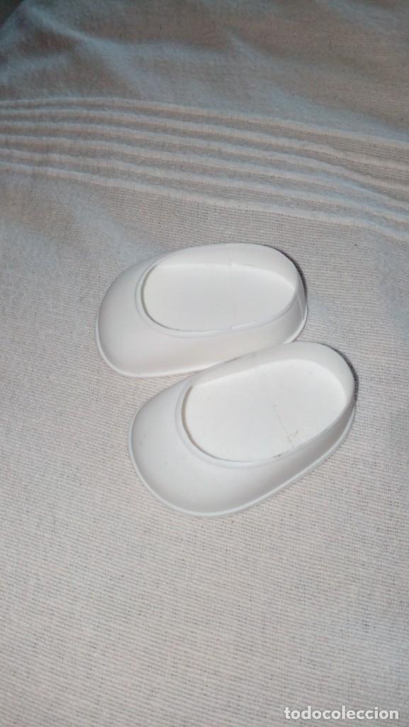 Mu&ntilde;ecas Nancy y Lucas: Zapatos blancos para Nancy. - Foto 1