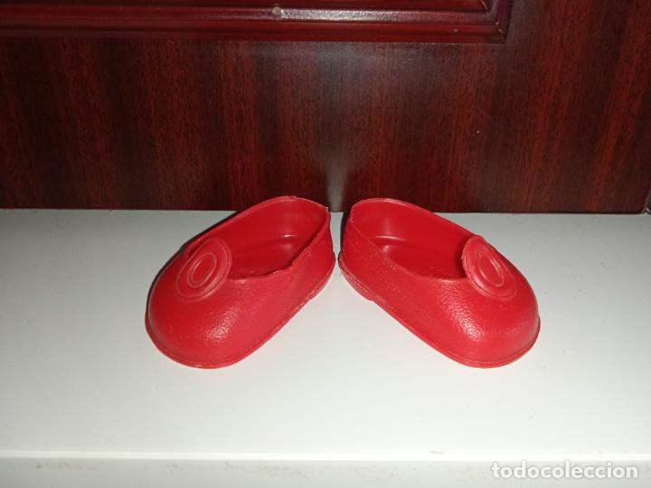 Mu&ntilde;ecas Nancy y Lucas: Zapatos de mu&ntilde;eca Nancy bot&oacute;n rojo - Foto 2