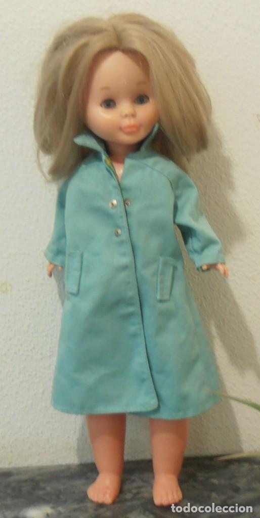Mu&ntilde;ecas Nancy y Lucas: GABARDINA AZUL DE NANCY - Foto 1