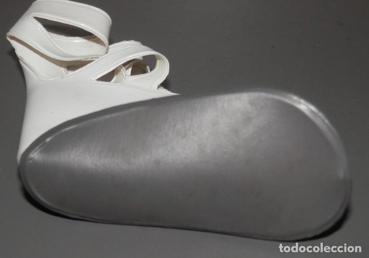 Mu&ntilde;ecas Nancy y Lucas: UNA BOTA NANCY -COLOR BLANCA - Foto 2