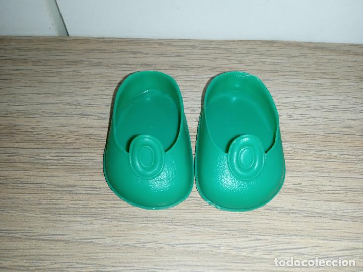 Mu&ntilde;ecas Nancy y Lucas: Zapatos de boton verde mu&ntilde;eca Nancy - Foto 2