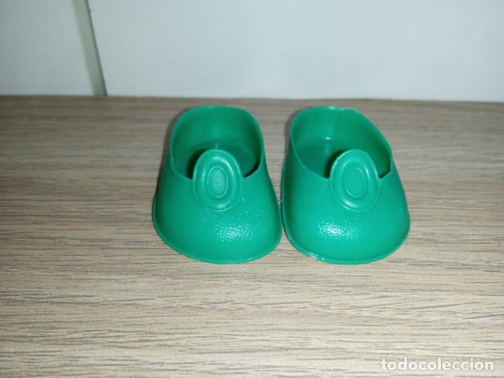 Mu&ntilde;ecas Nancy y Lucas: Zapatos de boton verde mu&ntilde;eca Nancy - Foto 1
