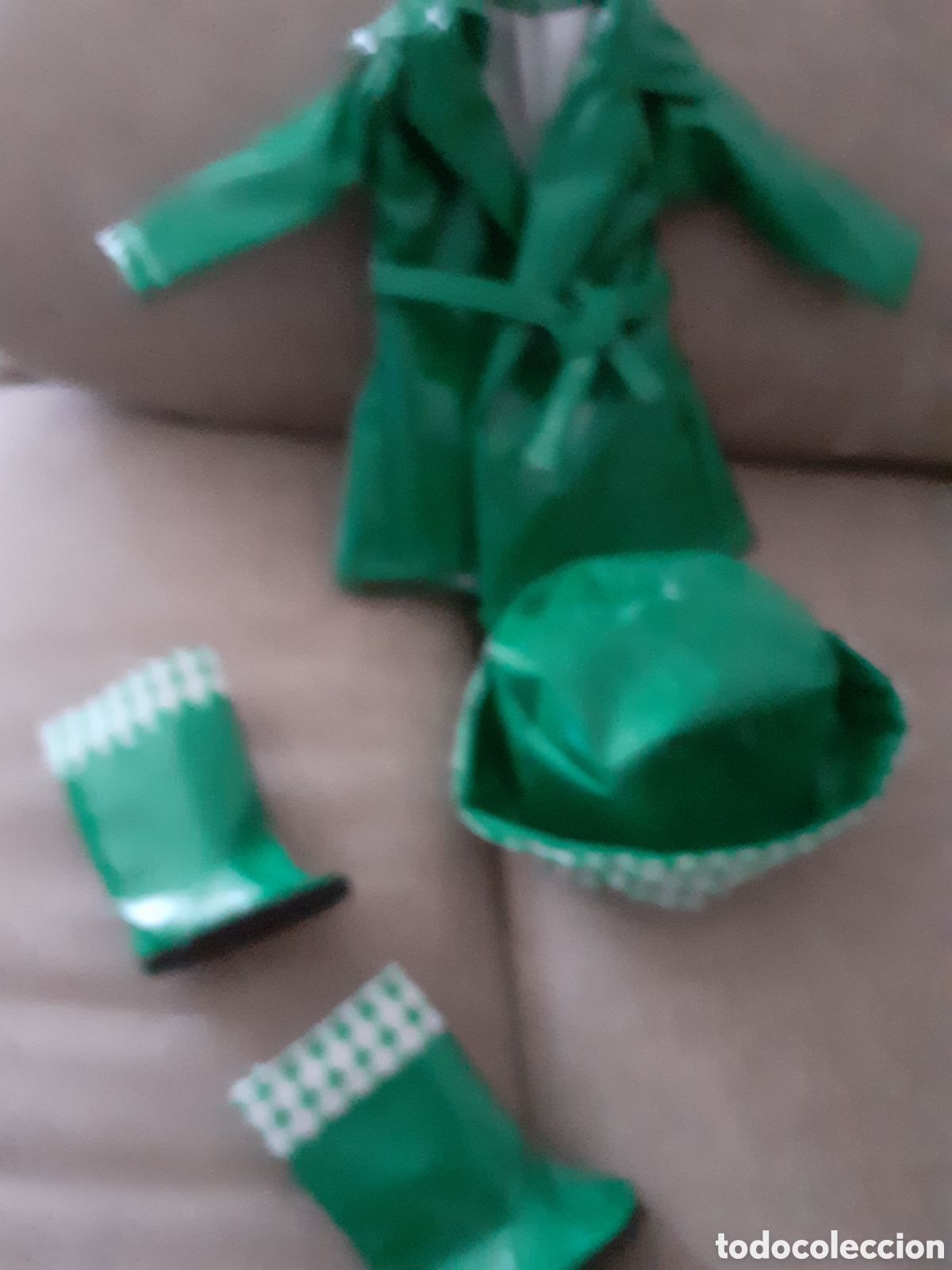 Mu&ntilde;ecas Nancy y Lucas: Conjunto de impermeable con sombrero y botas ,de Nancy. - Foto 2