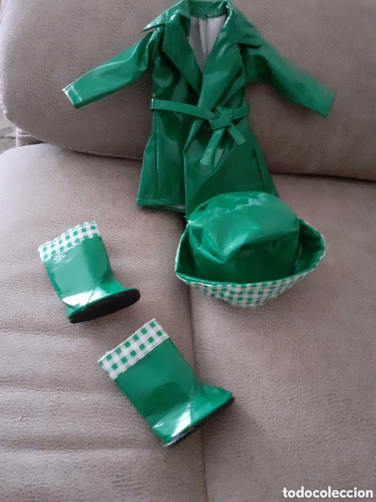 Mu&ntilde;ecas Nancy y Lucas: Conjunto de impermeable con sombrero y botas ,de Nancy. - Foto 3