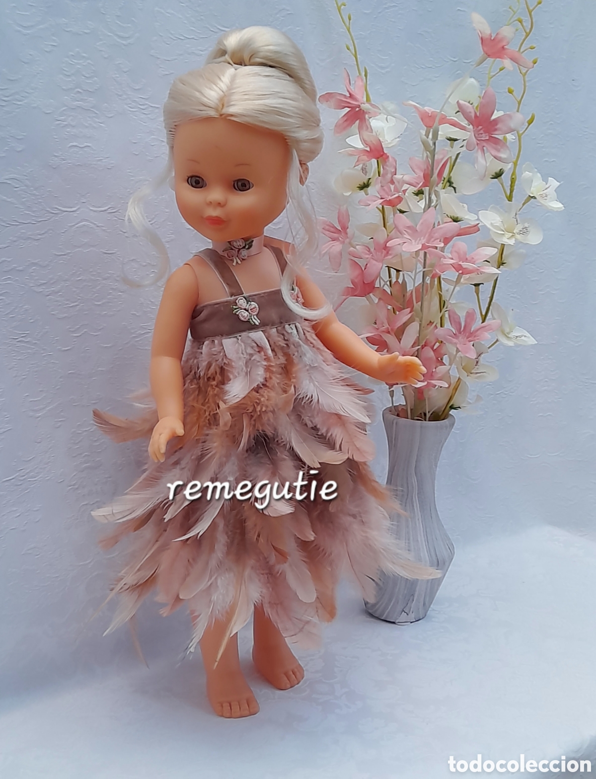 Mu&ntilde;ecas Nancy y Lucas: Vestido de plumas confeccionado - Foto 2