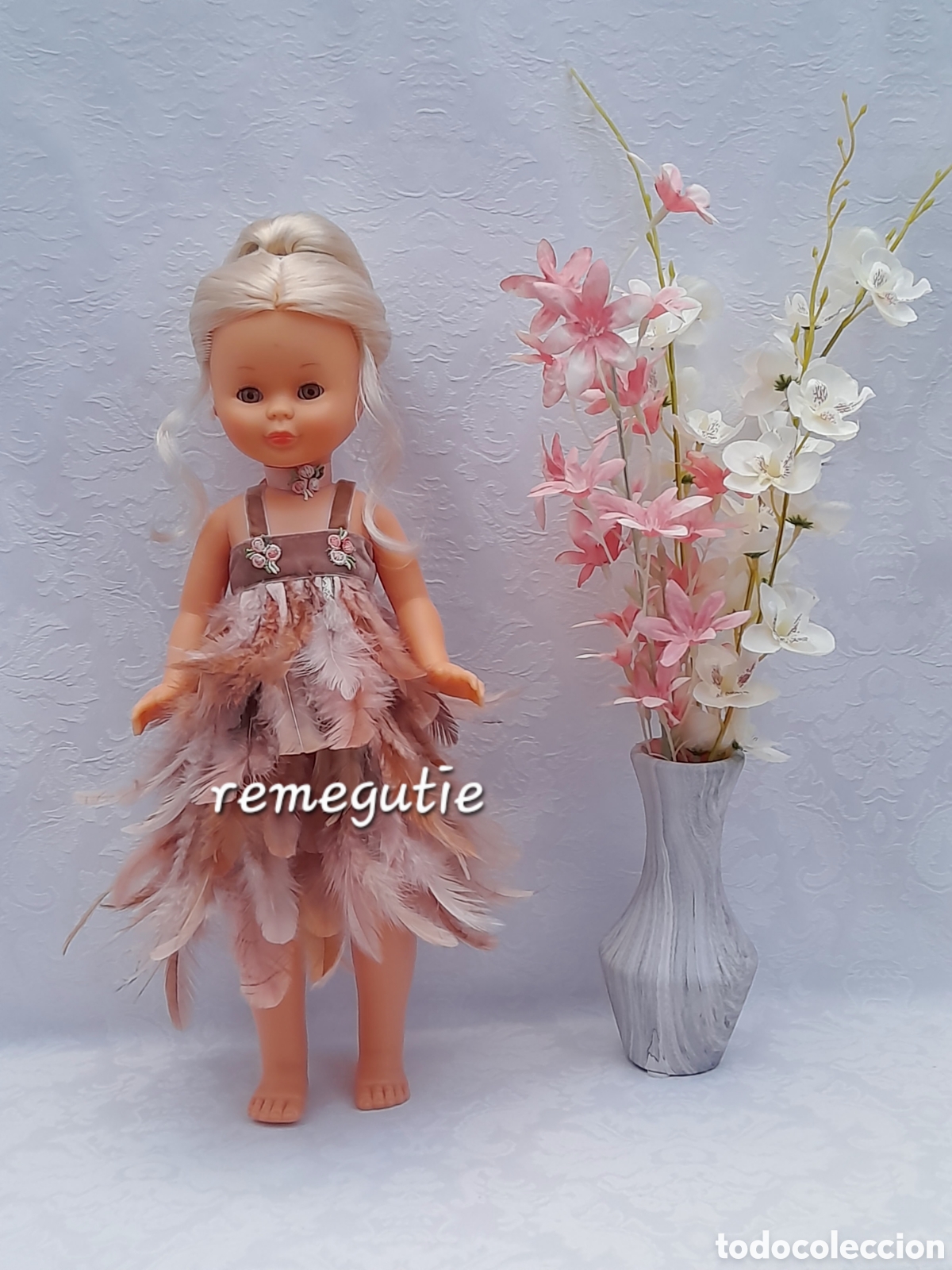 Mu&ntilde;ecas Nancy y Lucas: Vestido de plumas confeccionado - Foto 3