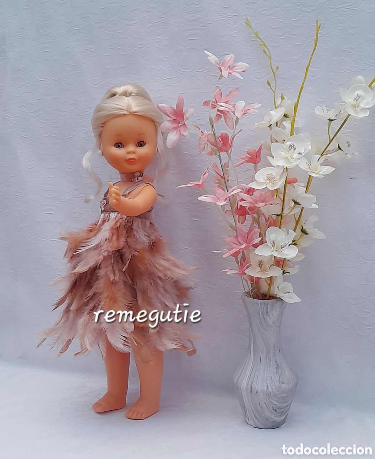 Mu&ntilde;ecas Nancy y Lucas: Vestido de plumas confeccionado - Foto 1
