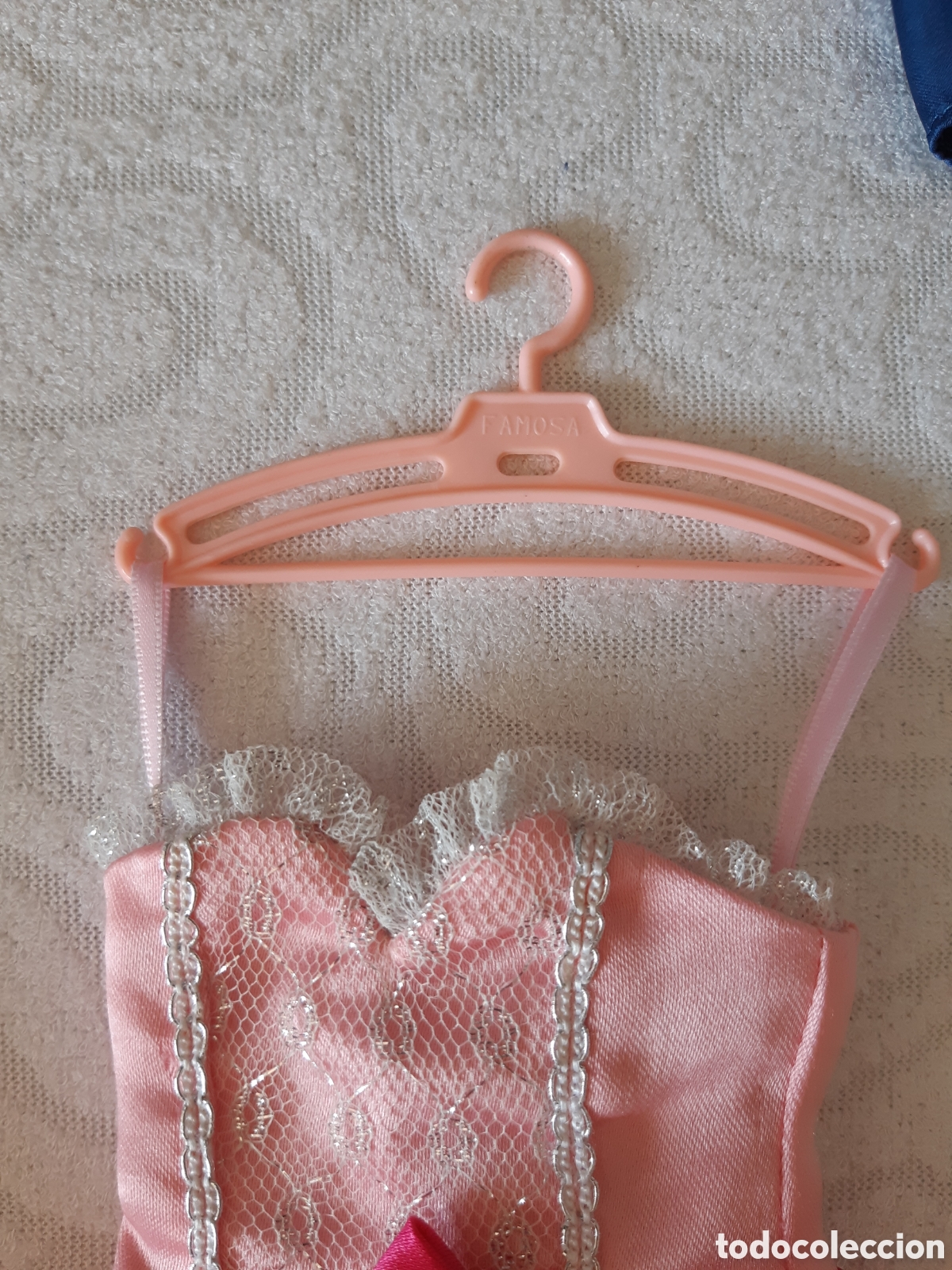 Mu&ntilde;ecas Nancy y Lucas: Lote de 8 cintas de raso para poder colgar vestidos de Nancy - Foto 2