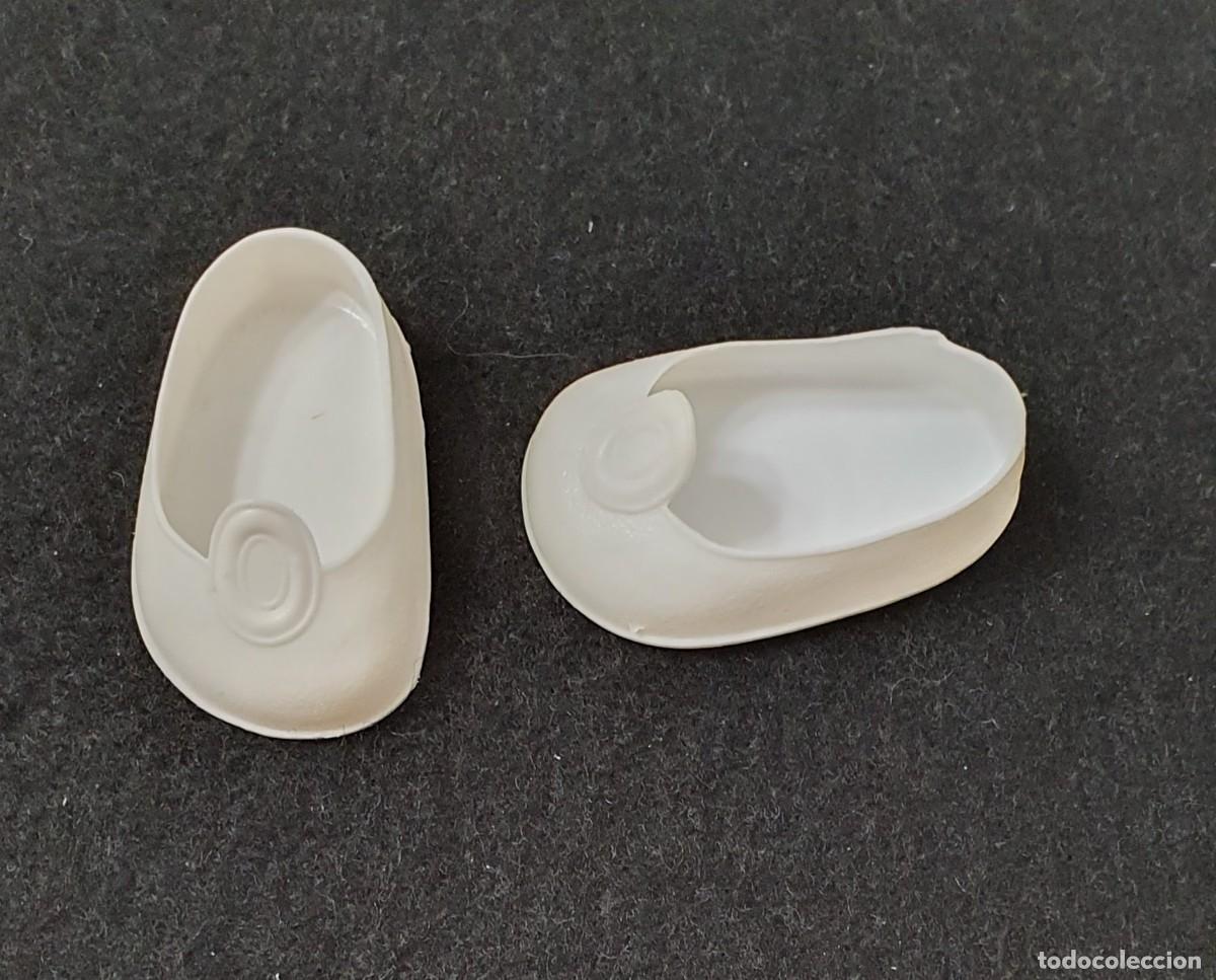 Mu&ntilde;ecas Nancy y Lucas: PAR DE ZAPATOS BLANCOS DE BOTON DE NANCY - Foto 2