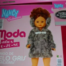 Muñecas Nancy y Lucas: ABRIGO DE PELO GRIS DE NANCY DE FAMOSA, COLECCION MODA 60-70 Y 80 EN CAJA