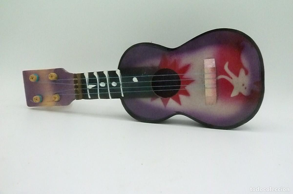 Mu&ntilde;ecas Nancy y Lucas: Guitarra de madera para Nancy - Foto 2