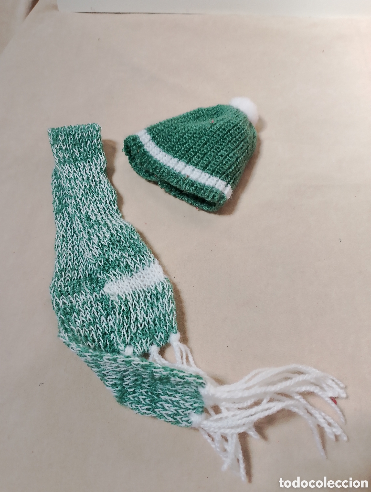 Mu&ntilde;ecas Nancy y Lucas: Conjunto de bufanda y gorro tejido verde de Nancy - Foto 1