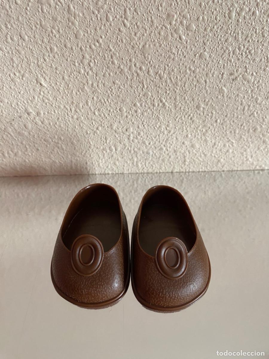 Mu&ntilde;ecas Nancy y Lucas: Nancy Zapatos de bot&oacute;n marrones - Foto 2