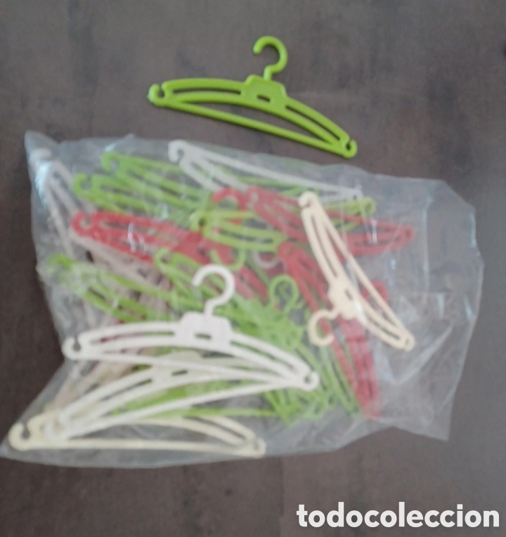 Mu&ntilde;ecas Nancy y Lucas: Lote perchas compatibles con Nancy - Foto 1