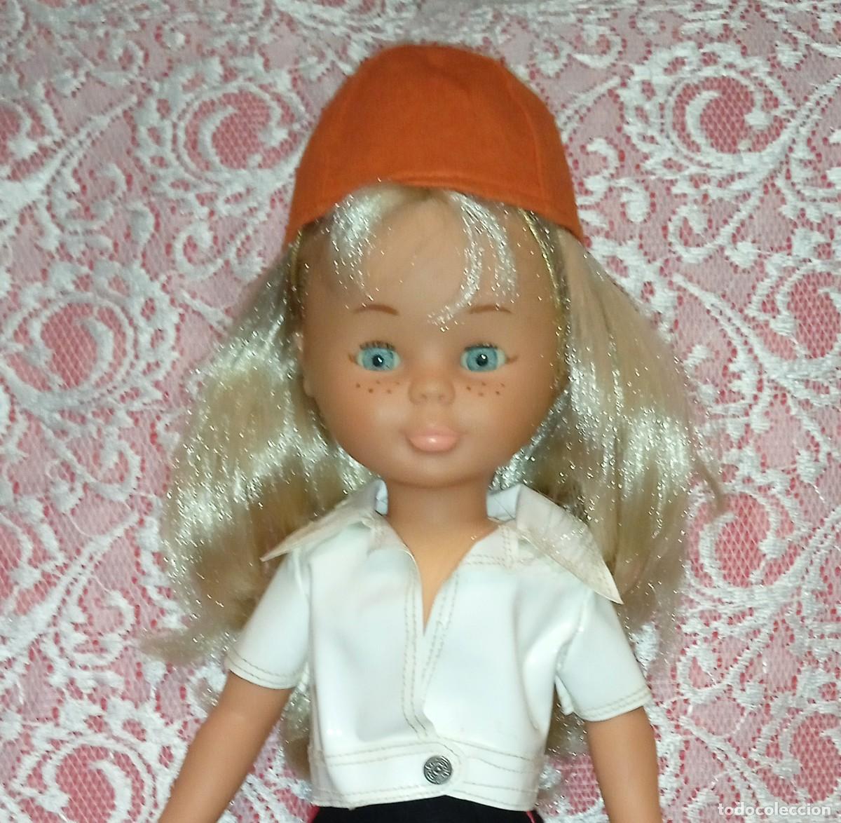 Mu&ntilde;ecas Nancy y Lucas: GORRA DEL CONJUNTO MINI SHORT A&Ntilde;OS 70 - Foto 1