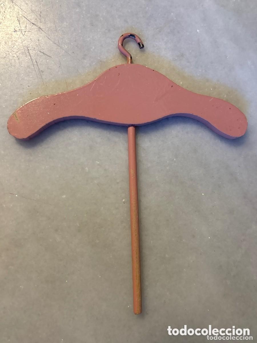 Mu&ntilde;ecas Nancy y Lucas: Percha de madera para mu&ntilde;eca Nancy - Foto 1