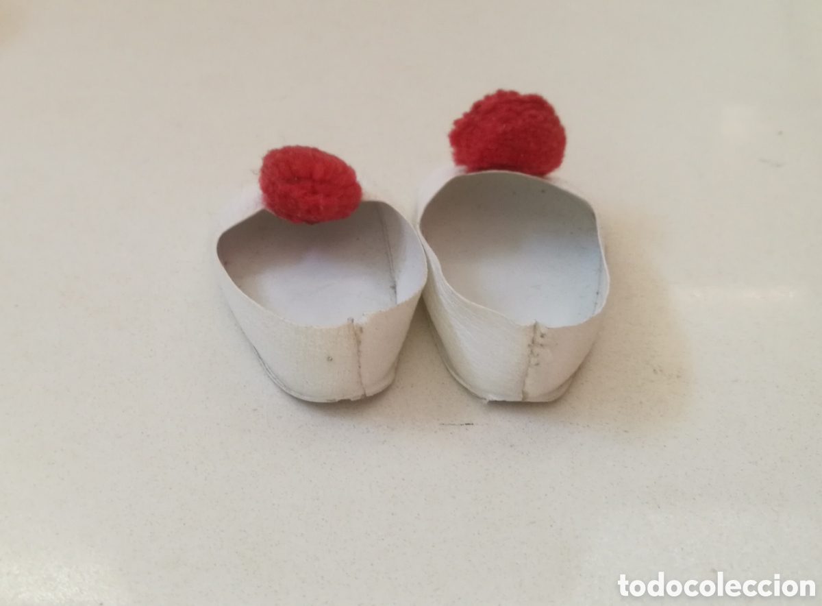 Mu&ntilde;ecas Nancy y Lucas: Zapatos v&aacute;lidos para Nancy blancos con pompon rojo - Foto 5