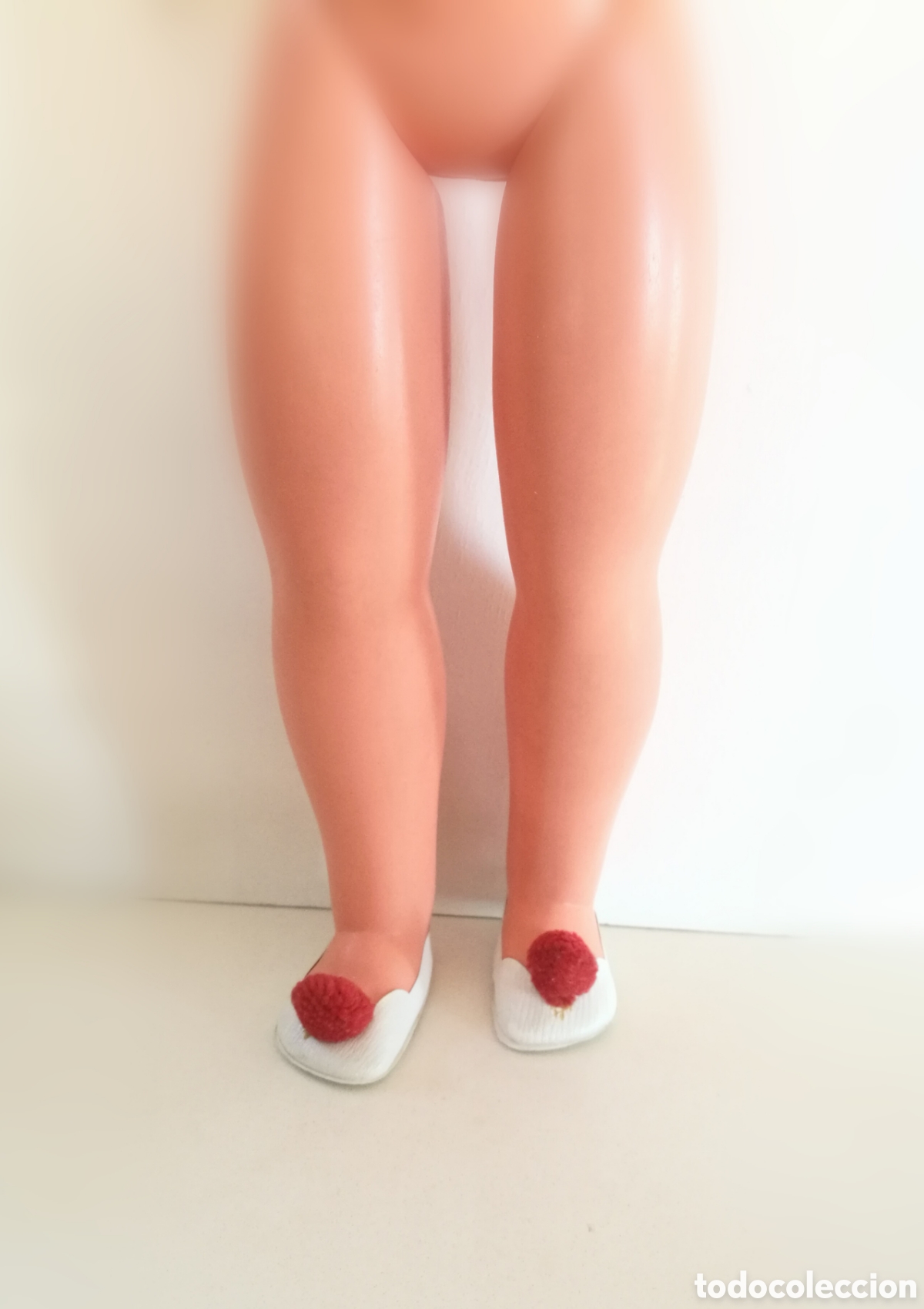 Mu&ntilde;ecas Nancy y Lucas: Zapatos v&aacute;lidos para Nancy blancos con pompon rojo - Foto 2